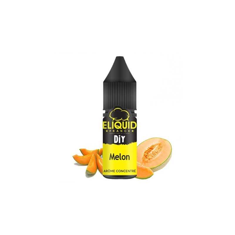 une demi-tranche de melon cantaloup, succulent et appétissant, posée à côté de la bouteille d'Eliquid France.