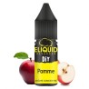 Flacon 10 ml de concentré d'arôme pomme pour e-liquide DIY avec des pommes autour.