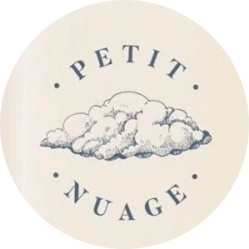 Logo marque e liquide petit nuage sur fond beige