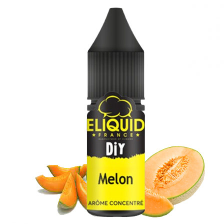 Cette bouteille d'Eliquid France DIY Mangue est mise en valeur dans l'image. Elle est présentée en gros plan, mettant en évidence tous les détails subtils de cette création. En arrière-plan, deux mangues sont disposées de part et d'autre de l'image, suggérant un lien étroit entre le liquide et le fruit. Cette composition visuellement attrayante attire immédiatement votre attention et vous invite à découvrir cette expérience gustative unique.